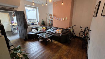 Professional House Share very close to city centre Main Photo