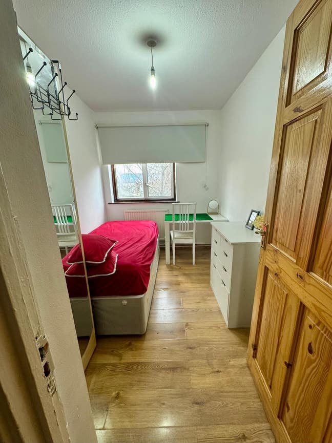 Single, room in mile end E34JR (All Bills Incl Main Photo