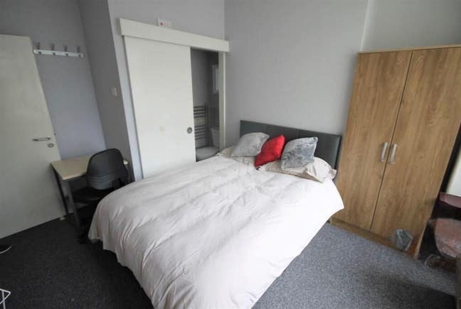 Your Ideal Student Home in Salford Awaits! Main Photo