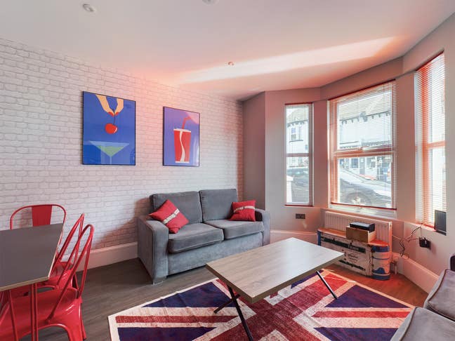 2 ensuites in prof house left! Main Photo