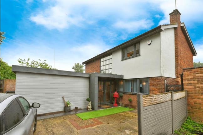 Double room in a 5 bed Detached house Main Photo