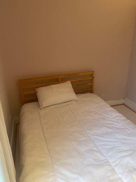 Wimbledon, sh females. dbl room. nr all amenities Main Photo