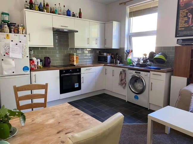 Small double room in 3bed flat Main Photo