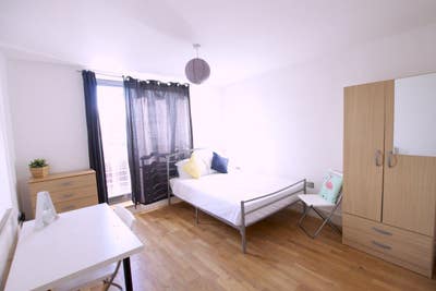  ☀️Spacious Ensuite Near Canal☀️ Female Prefered Main Photo