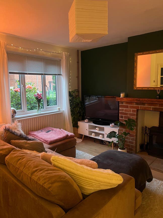 Looking for a female to join beautiful 3 bed house Main Photo