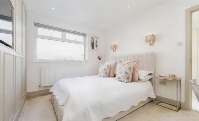Stunning & spacious room in modern Romford home Main Photo