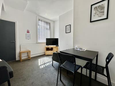 Double Room Off Suite All Bills & Int Inc Main Photo