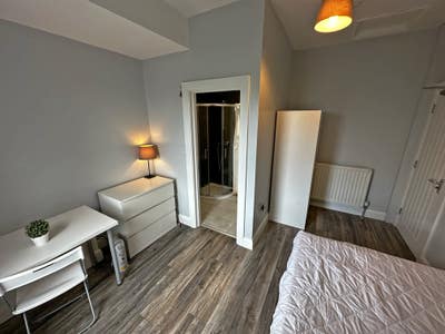 *Ensuite Room* Free 1St Sept off Antrim Road Main Photo