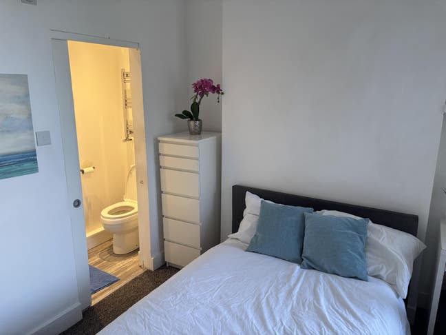 Large double bedroom with ensuite (Crowther) Main Photo