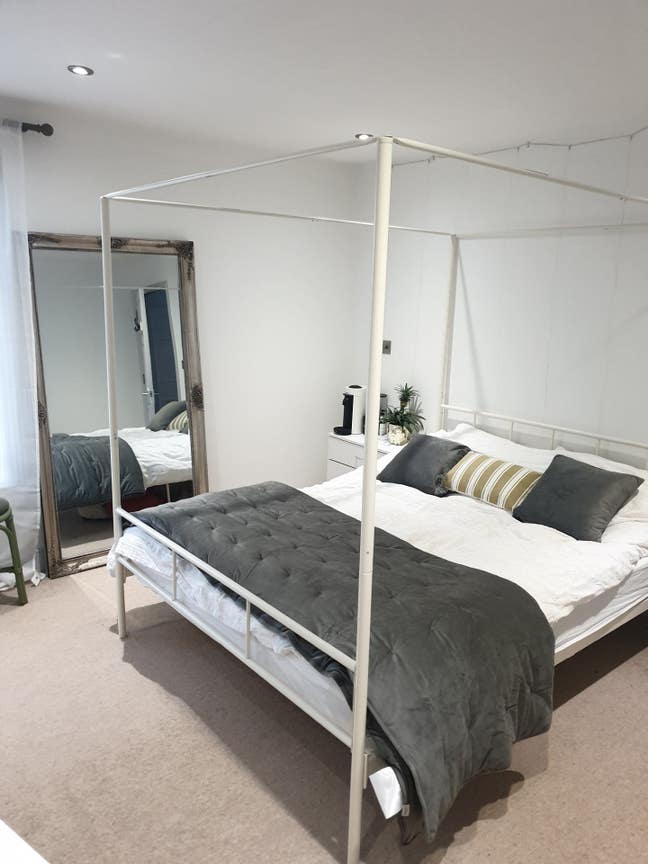 Double room to rent in top floor apartment Main Photo