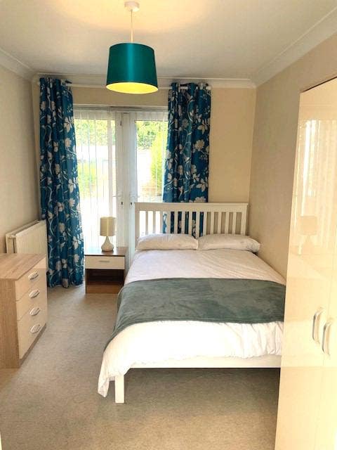 En-suite Double bedroom with off road  parking Main Photo