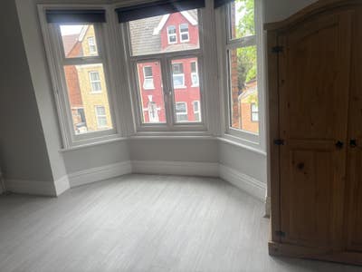 Newly refurbished -5 mins to rail station & town Main Photo