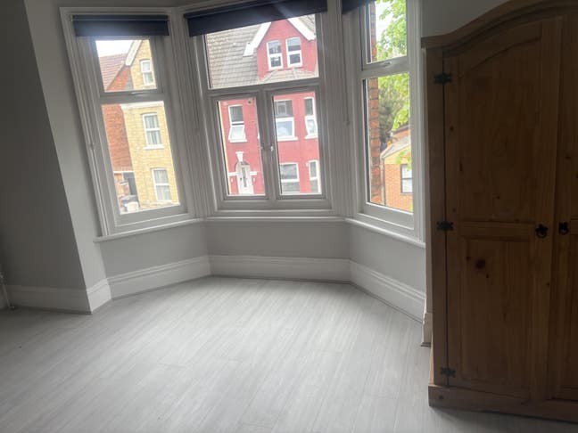 Newly refurbished -5 mins to rail station & town Main Photo