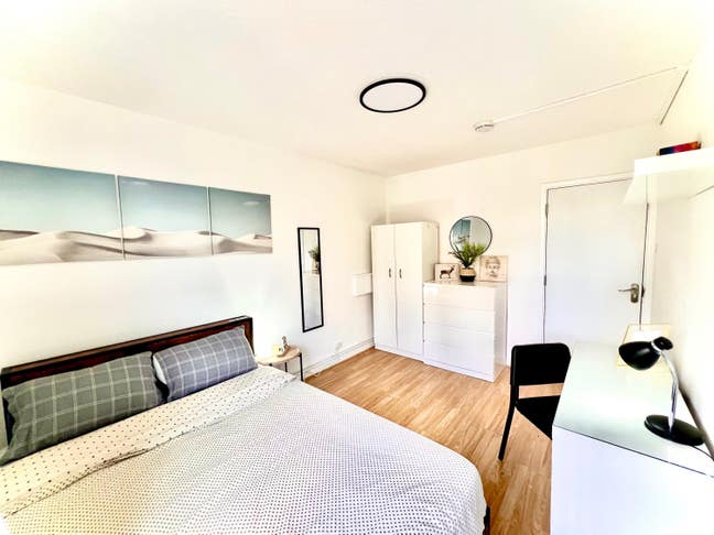 Beautiful room in the heart of whitechapel  Main Photo