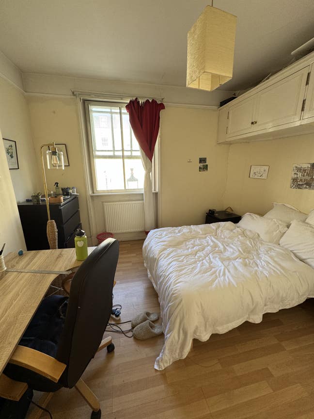 Double bedroom in flat in Victoria from January  Main Photo