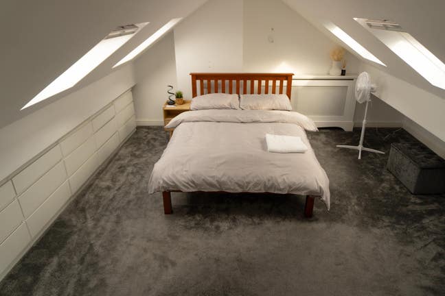 Spacious Double Bedroom close to all amenities Main Photo