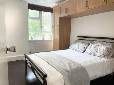 5 mins walk from Clapham Junction Main Photo