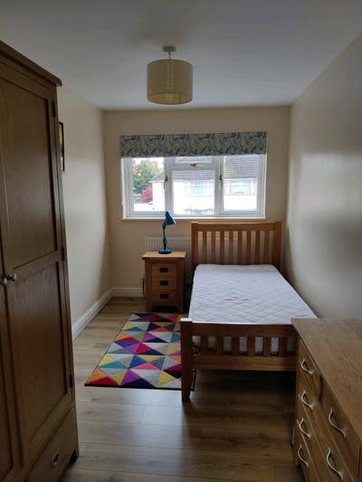 Single room (with study area) to let Main Photo