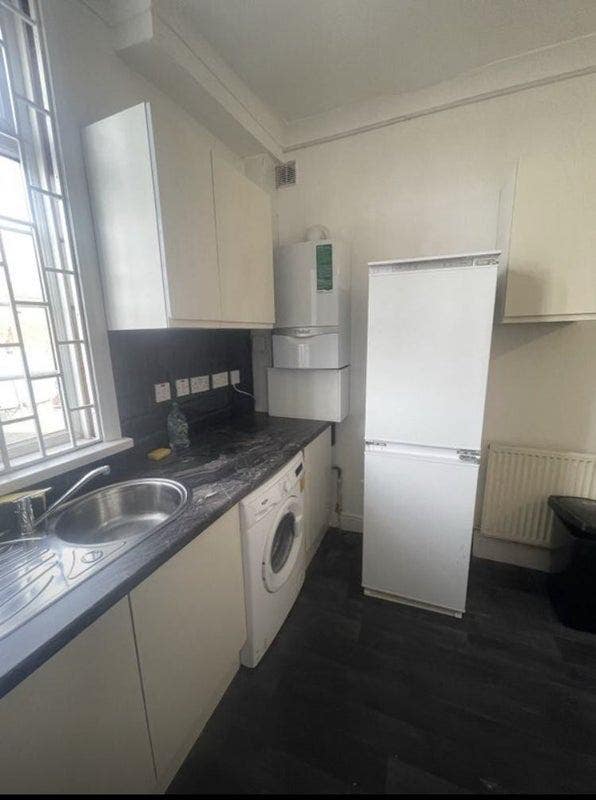 Single Room at Neasden Parade Main Photo