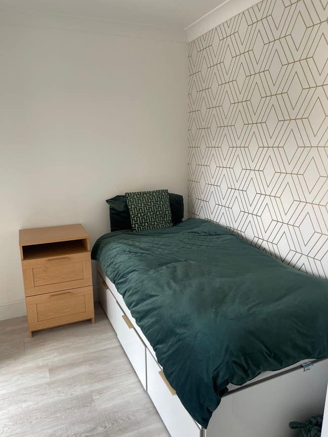 Single room to rent for professional female preferred** Main Photo
