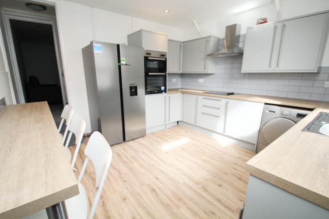 Bills Included Modern House Share in Hyde Park  Main Photo