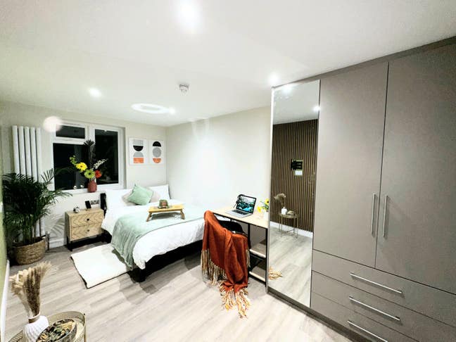 Newly Refurbished 5 Bed Luxury Property near Hosp. Main Photo