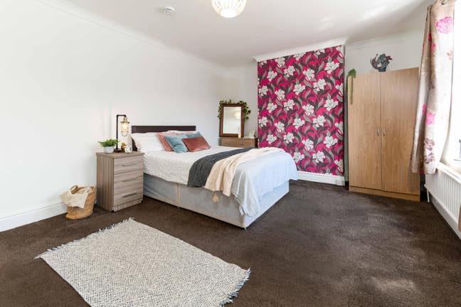 Stunning Wigan Rooms | Walk To Town | Bills INC!  Main Photo