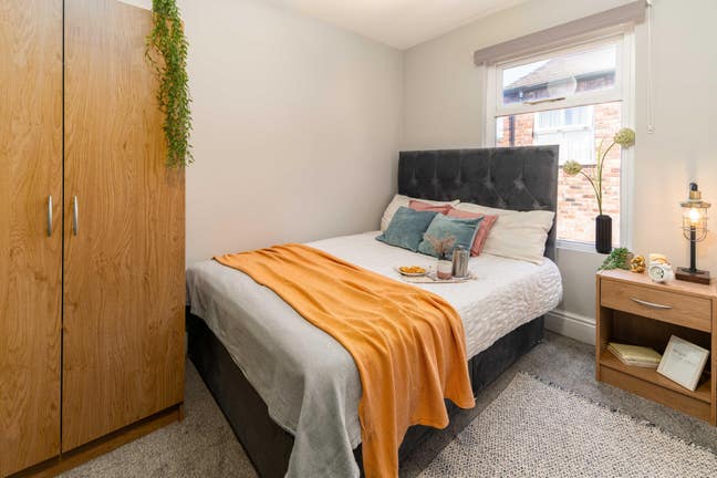 Stunning Wigan Rooms | Walk To Town | Bills INC!  Main Photo