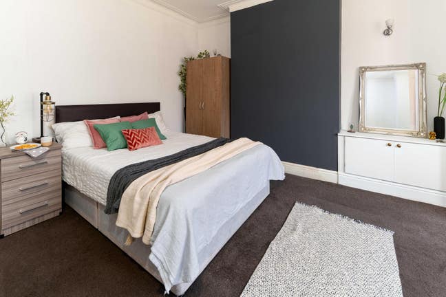 Stunning Wigan Rooms | Walk To Town | Bills INC!  Main Photo