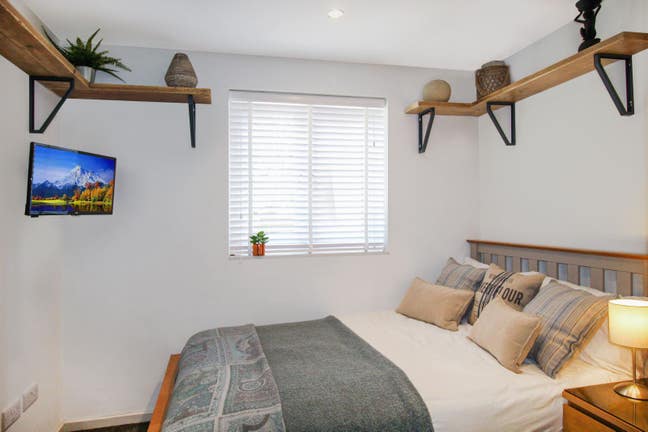 Lovely Small Double Room - Aintree Road, Crawley Main Photo