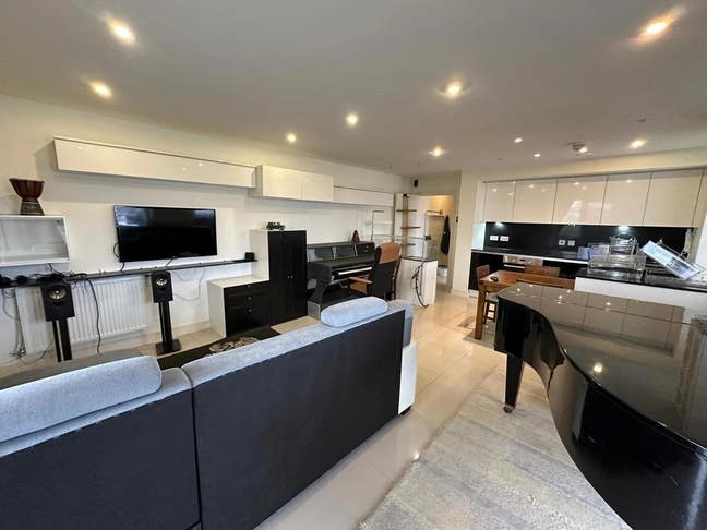 2 Bed 2 Bath WIth Terrace + Piano near Hendon 🏠 Main Photo