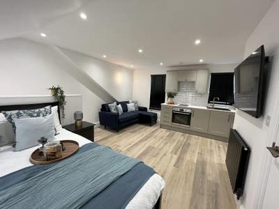 Rarely Available Stunning Studio - All Bills In Main Photo