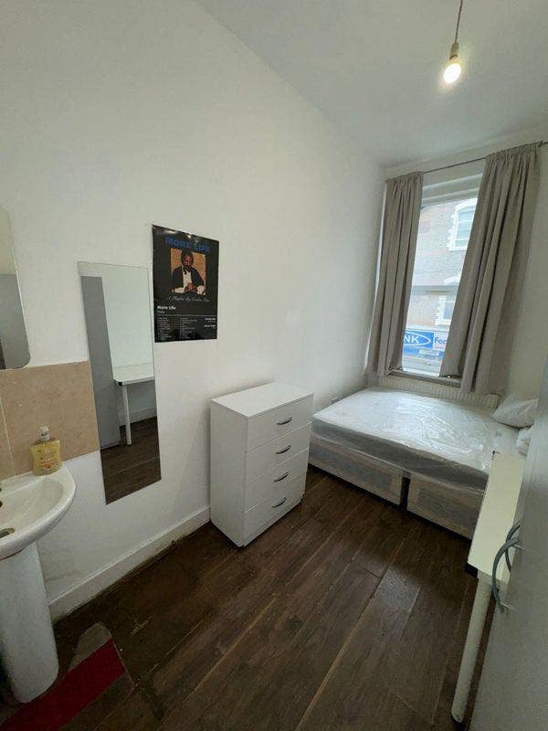 1 Room Available Now Close To Whitechapel Station Main Photo