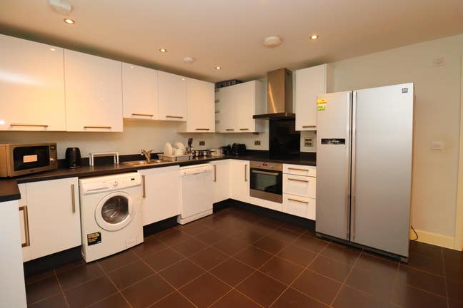 Beautiful & Modern Rooms by Surrey Quays Station Main Photo