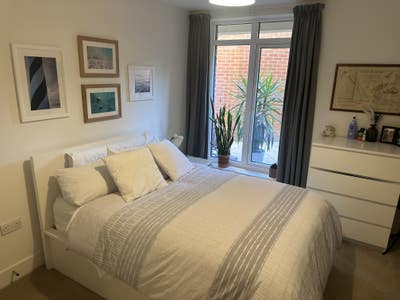 1 double bed in 2 bed/2 bath flat in Raynes Park Main Photo