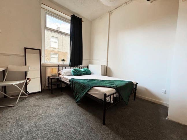 Brand New Rooms near Hollinwood Main Photo