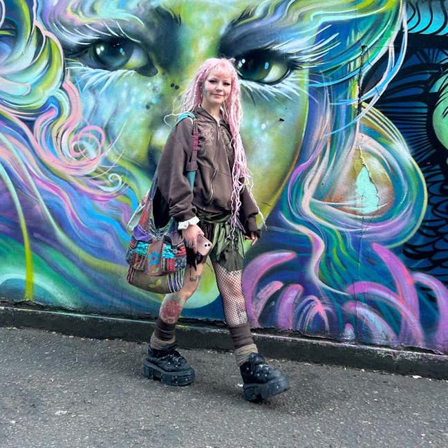 Female Artist looking for room or studio Main Photo