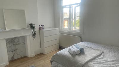 Beautiful HUGE room high ceilings 2 min from tube Main Photo