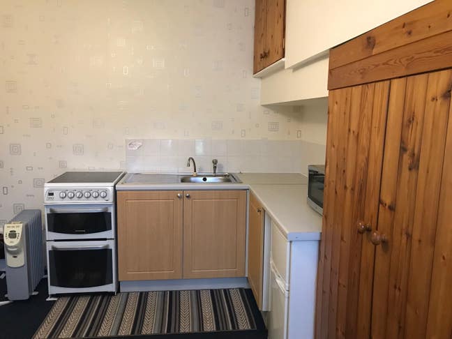 Single bedsitting room with own kitchen Main Photo