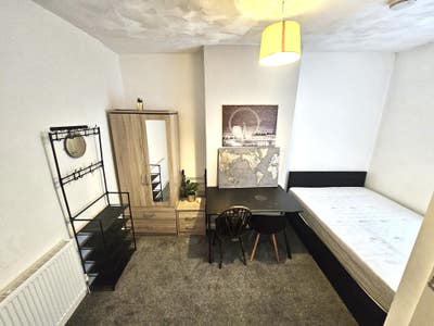 EN-SUITE Room to Let Main Photo