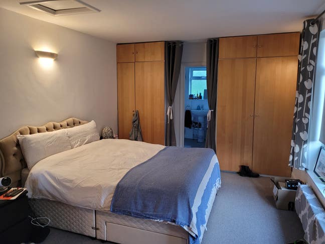 Rare large king size ensuite bedroom Wimbledon Main Photo