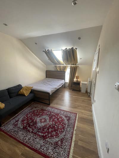 Cosy studio off high st south East Ham. Main Photo