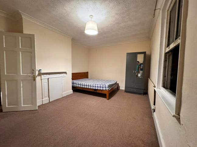 Single sharing room available for 1 girl... space  Main Photo