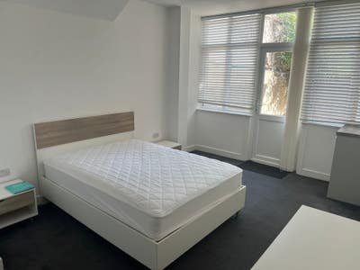 Large double bedroom/ensuite/garden,bills included Main Photo