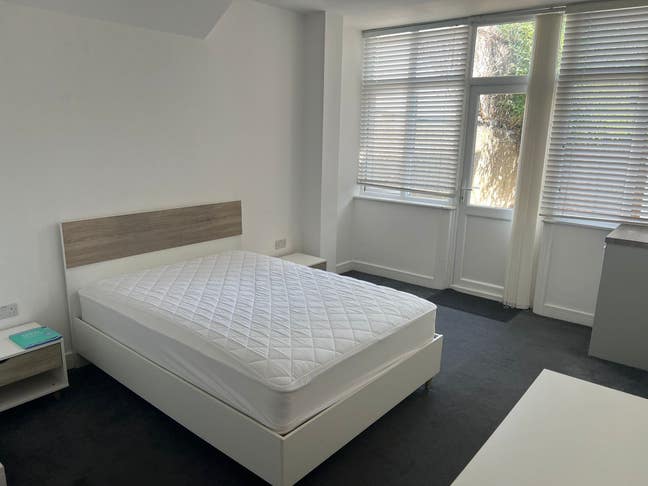 Large double bedroom/ensuite/garden,bills included Main Photo