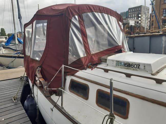 Live aboard boat for one person Main Photo