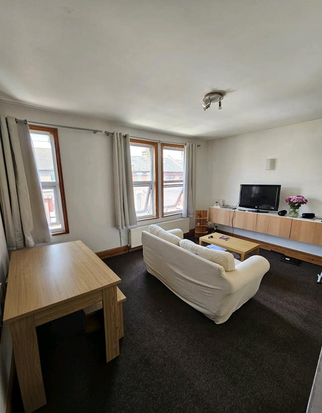 1 double room available in a 2 bedroom flat Main Photo