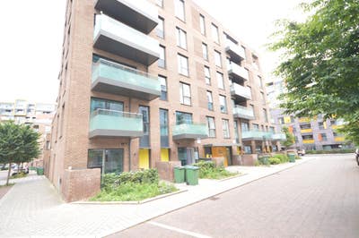 Modern 3 Bed Flat + 2 Bath - North Greenwich, SE10 Main Photo