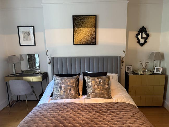 Luxurious large double bedroom Mon-Fri Let  Female Main Photo