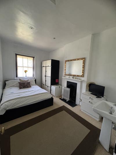 Double room to rent in a large family home Main Photo